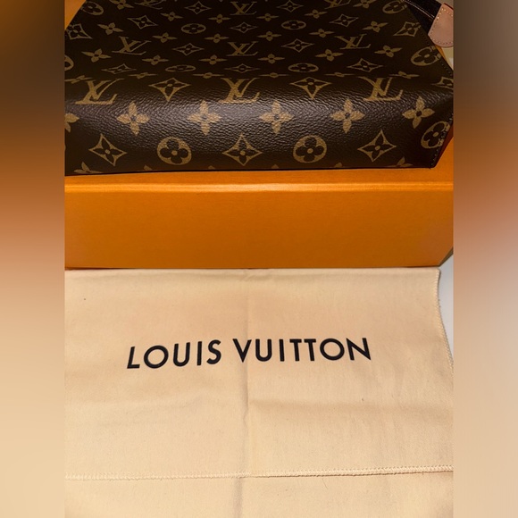 Louis Vuitton Monogram Toiletry 26 - Picture 4 of 7